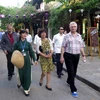 Ngài Chủ tịch và phu nhân cùng đoàn thăm quan phố cổ Hội An. (Ảnh: Nguyễn Sơn/TTXVN)