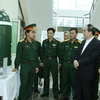 Chủ tịch Nguyễn Thiện Nhân tham quan gian trưng bày, giới thiệu sản phẩm của Viện. (Ảnh: Nguyễn Dân/TTXVN)