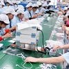 Dây chuyền sản xuất tai nghe cho điện thoại thông minh của Công ty TNHH Glonics Việt Nam (Hàn Quốc) đặt tại Thái Nguyên. (Ảnh: Hoàng Nguyên/TTXVN)