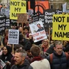Người biểu tình tụ tập tại London giương biểu ngữ phản đối không kích ở Syria. (Nguồn: PA)