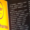 Bảng thông báo các chuyến bay bị hủy của hãng hàng không Lufthansa tại sân bay ở Frankfurt am Main, miền tây nước Đức ngày 11/11 vừa qua. (Ảnh: AFP/TTXVN)
