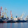 Hệ thống cẩu, trục xếp dỡ hàng hóa, container tại Cảng Hải Phòng. (Ảnh: Lâm Khánh/TTXVN)