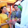 Đại sứ Việt Nam tại UAE Phạm Bình Đàm giới thiệu thanh long Việt Nam với Bộ trưởng Văn hóa UAE. (Nguồn: Vụ Báo chí-Bộ Ngoại giao)
