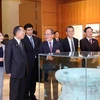 Chủ tịch Quốc hội Nguyễn Sinh Hùng giới thiệu phòng truyền thống với Chủ tịch Thượng viện Nhật Bản. (Ảnh: Phương Hoa/TTXVN)