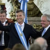 Tổng thống đắc cử Argentina Mauricio Macri (giữa) tại lễ tuyên thệ nhậm chức ở thủ đô Buenos Aires ngày 10/12. (Ảnh: THX/TTXVN)