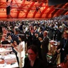 Các đại biểu hoan nghênh quyết định thông qua Thỏa thuận Paris 2015 về chống biến đổi khí hậu tại Le Bourget ngày 12/12. (Ảnh: AFP/TTXVN)