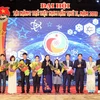 Phó Chủ tịch Quốc hội Tòng Thị Phóng tặng hoa chúc mừng các đại biểu dự Đại hội Tài năng trẻ Việt Nam lần thứ II năm 2015. (Ảnh: Phạm Kiên/TTXVN )