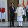 Thủ tướng Ấn Độ Narendra Modi (phải) và Thủ tướng Nhật Bản Shinzo Abe trong cuộc gặp ở New Delhi ngày 12/12 vừa qua. (Ảnh: AFP/TTXVN)