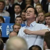 Thủ tướng Anh David Cameronvà cử tri Anh. (Ảnh: AFP/TTXVN)