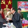 Lãnh đạo tỉnh Quảng Nam tặng quà các vị chức sắc Kito giáo. (Ảnh: Đỗ Trưởng/TTXVN)