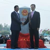 Thủ tướng Nguyễn Tấn Dũng (bên phải) và Thủ tướng Hun Sen tại buổi lễ khánh thành Cột mốc 275 trên biên giới đất liền Việt Nam-Campuchia. (Ảnh: Trọng Đức/TTXVN)