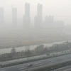 Sương mù bao phủ mù mịt tại thành phố Liên Vận Cảng, tỉnh Giang Tô, Trung Quốc ngày 30/11 vừa qua. (Ảnh: AFP/TTXVN) 
