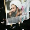 Một người biểu tình chống chính phủ Saudi Arabia cầm ảnh của giáo sỹ Nimr al-Nimr. (Nguồn: AP) 