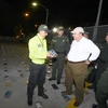 Bộ trưởng Quốc phòng Colombia Luis Carlos Villegas (giữa) và Giám đốc cơ quan cảnh sát quốc gia Rodolfo Palomino (phải) thị sát việc kiểm tra số ma túy vừa thu giữ tại Cartagena ngày 13/1 vừa qua. (Ảnh: THX/TTXVN)