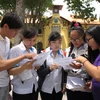 Thí sinh trao đổi bài sau khi kết thúc môn thi Ngữ văn tại Hội đồng thi Trường Đại học Sài Gòn-TP Hồ Chí Minh năm 2015. (Ảnh: Phương Vy/TTXVN)