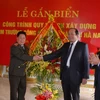 Trung tướng Bùi Văn Thành, Thứ trưởng Bộ Công an (trái) và lãnh đạo tỉnh Hà Nam tại buổi lễ gắn biển. (Ảnh: Nguyễn Trinh/TTXVN)