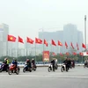 Khu vực nút giao đường Phạm Hùng với đường Trần Duy Hưng, quận Cầu Giấy được trang trí nhiều biểu ngữ, cờ hoa chào mừng Đại hội. (Ảnh: Đắc Giang/TTXVN)