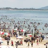 Du khách vui chơi, tắm biển tại khu vực bãi biển Vũng Tàu. (Nguồn: baobariavungtau)