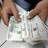 Kiểm tiền ruble tại Moskva. (Ảnh: Reuters/TTXVN)