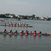 Các đội thuyền đang tranh tài trên sông Đồng Nai. (Ảnh: Sỹ Tuyên/TTXVN)