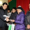 Chủ tịch nước Trương Tấn Sang thăm hỏi, tặng quà cho các gia đình chính sách của các xã biên giới huyện Lộc Bình. (Ảnh: Nguyễn Khang/TTXVN)