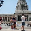 Du khách Mỹ chụp ảnh tại một địa điểm du lịch ở Havan của Cuba. (Nguồn: AFP)