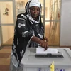 Cử tri Niger bỏ phiếu tại một điểm bầu cử ở Niamey ngày 21/2. (Ảnh: AFP/TTXVN)