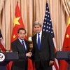 Ngoại trưởng Mỹ John Kerry (phải) và Ngoại trưởng Trung Quốc Vương Nghị tại cuộc họp báo sau hội đàm. (Ảnh: THX/TTXVN)