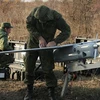 Các binh sỹ Nga đang vận hành một máy bay không người lái. (Nguồn: Sputnik)