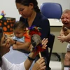Trẻ em bị mắc chứng bệnh đầu nhỏ do nhiễm virus Zika được điều trị tại Trung tâm phục hồi chức năng ở Recife, Brazil ngày 25/2 vừa qua. (Ảnh: THX/TTXVN)