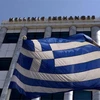 Lá cờ Hy Lạp bay bên ngoài tòa nhà Chứng khoán Hy Lạp. (Nguồn: AFP)