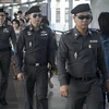  Binh sỹ Thái Lan đi tuần tại Đài kỷ niệm Chiến thắng ở Bangkok. (Ảnh: AFP/TTXVN)