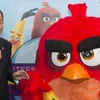 Tổng thư ký Ban Ki-moon với Red - thủ lĩnh của các chú chim trong trò chơi điện tử “Angry Birds” - người được bổ nhiệm làm Đại sứ danh dự cho Ngày Quốc tế Hạnh phúc. (Nguồn: UN)
