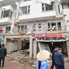 Những căn nhà đối diện nơi xảy ra vụ nổ cũng bị hư hại nặng (Ảnh: Lê Minh Sơn/Vietnam+) ​