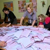 Thành viên ủy ban bầu cử kiểm phiếu tại Astana ngày 20/3. (Ảnh: AFP/TTXVN)