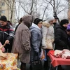 Người dân Nga xếp hàng mua thực phẩm. (Nguồn: Bloomberg/Getty Images)