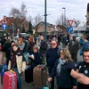 Hành khách được sơ tán tới một khu vực gần sân bay Brussels ở Zaventem sau các vụ nổ. (Ảnh: AFP/TTXVN)