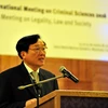 Viện trưởng Viện Kiểm sát Nhân dân Tối cao Nguyễn Hòa Bình trình bày tham luận tại Hội nghị. (Ảnh: Lê Hà/TTXVN)