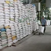 Vận chuyển gạo vào kho chuẩn bị cho xuất khẩu tại Công ty Lương thực Long An. (Ảnh: Đình Huệ/TTXVN)