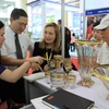 Khách tham quan các gian hàng trong ngày khai mạc Hội chợ Thương mại Quốc tế Việt Nam 2015. (Ảnh: Trần Việt/TTXVN)