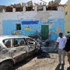 Hiện trường vụ vụ đánh bom xe ở thủ đô Somalia ngày 9/4 vừa qua. (Ảnh: THX/TTXVN)