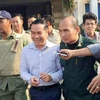 Ông Um Sam An (thứ 2, trái) bị cảnh sát áp giải tại thủ đô Phnom Penh, Campuchia ngày 11/4. (Ảnh: THX/TTXVN)