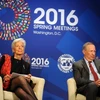 Giám đốc IMF Christine Lagarde (trái) và chuyên gia kinh tế Đại học Harvard Mỹ Larry Summers tại hội nghị. (Ảnh: AFP/TTXVN)