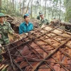 Bộ đội Biên phòng Quảng Bình giúp dân dựng lại nhà cửa, khắc phục hậu quả do lốc xoáy mưa đá gây ra. (Ảnh: Mạnh Thành/TTXVN)