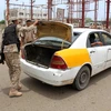  Binh sỹ Yemen gác tại một chốt kiểm soát an ninh ở thị trấn Lahej, cách thành phố Aden khoảng 30km ngày 15/4 vừa qua. (Ảnh: AFP/TTXVN)