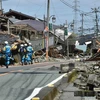 Lực lượng cứu hộ Nhật Bản tìm kiếm các nạn nhân động đất tại Mashiki, tỉnh Kumamoto ngày 17/4. (Ảnh: AFP/TTXVN)
