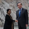 Ngoại trưởng Trung Quốc Vương Nghị (phải) có cuộc hội đàm với người đồng cấp Ấn Độ Sushma Swaraj tại Moskva, Nga. (Ảnh: THX/TTXVN)