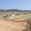 Một đoạn lòng hồ Đankia bị san ủi đất để làm đường đi vào khu sản xuất nông nghiệp của người dân. (Ảnh: Nguyễn Dũng/TTXVN)