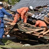 Lực lượng cứu hỏa kiểm tra căn nhà bị sập do động đất ở Mashiki thuộc Kumamoto ngày 19/4 vừa qua. (Ảnh: AFP/TTXVN)