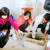 Kiểm tra nước sinh hoạt tại tỉnh Ninh Bình do có nghi vấn nhiễm bẩn. (Ảnh: TTXVN)